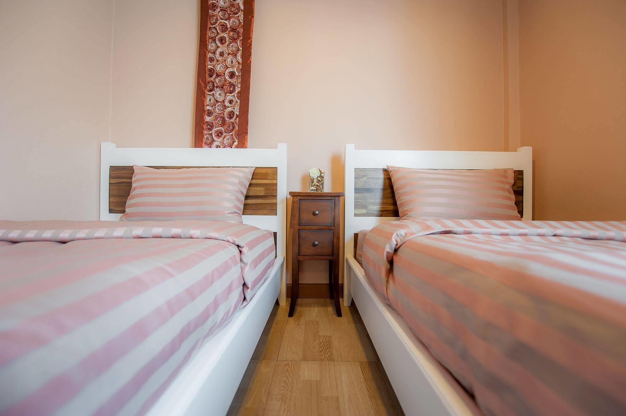Full House Hotel Bangkok Ngoại thất bức ảnh
